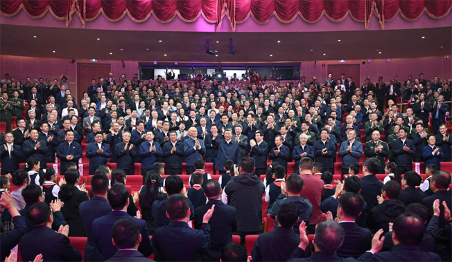 习近平观看庆祝西藏自治区成立60周年文艺晚会《雪域欢歌》