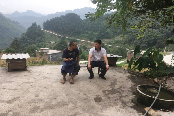 1.彝良县纪委监委始终坚持挺纪在前，持续强化监督执纪问责，坚持深入一线开展监督检查，推动全面从严治党不断向基层延伸。图为县纪委监委主要负责人深入群众详细了解扶贫各项政策落实情况。.jpg
