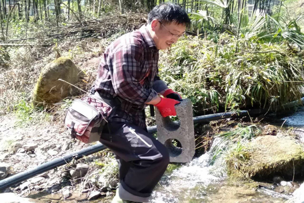 3.全面下沉帮扶力量，对挂钩帮扶龙海镇鱼井村、镇河村和大溪村派出3名纪检监察干部担任第一书记、10余名纪检监察干部长期驻挂钩扶贫点开展驻村扶贫工作，为贫困群众解决实际困难，全力决战决胜脱贫攻坚。图为彝良县纪委监委派驻镇河村第一书记为贫困群众搬砖.jpg