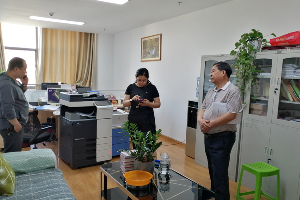 4.彝良县纪委监委持续开展扶贫领域形式主义、官僚主义突出问题整治。图为纪检监察干部到相关部门开展检查.jpg