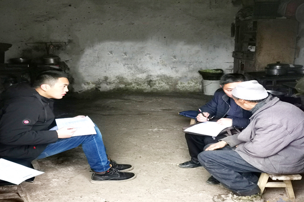 6.彝良县纪委监委整合全县监督力量，聚焦扶贫领域腐败和作风问题，进一步在“减少存量、遏制增量”上下功夫。图为该县纪检监察干部深入一线开展问题线索核查.jpg